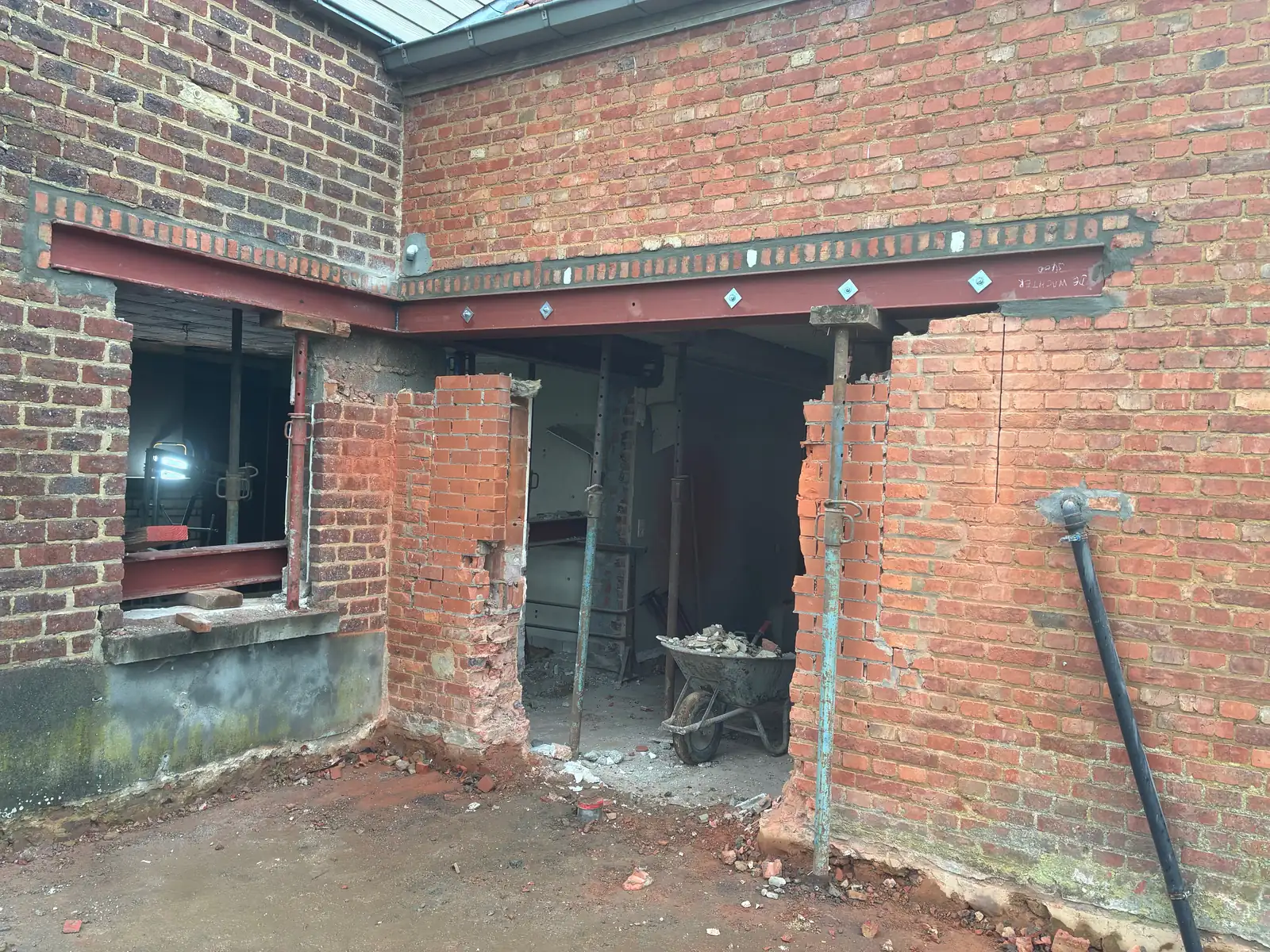 Nieuwe opening in een bakstenen muur met een stalen balk erboven