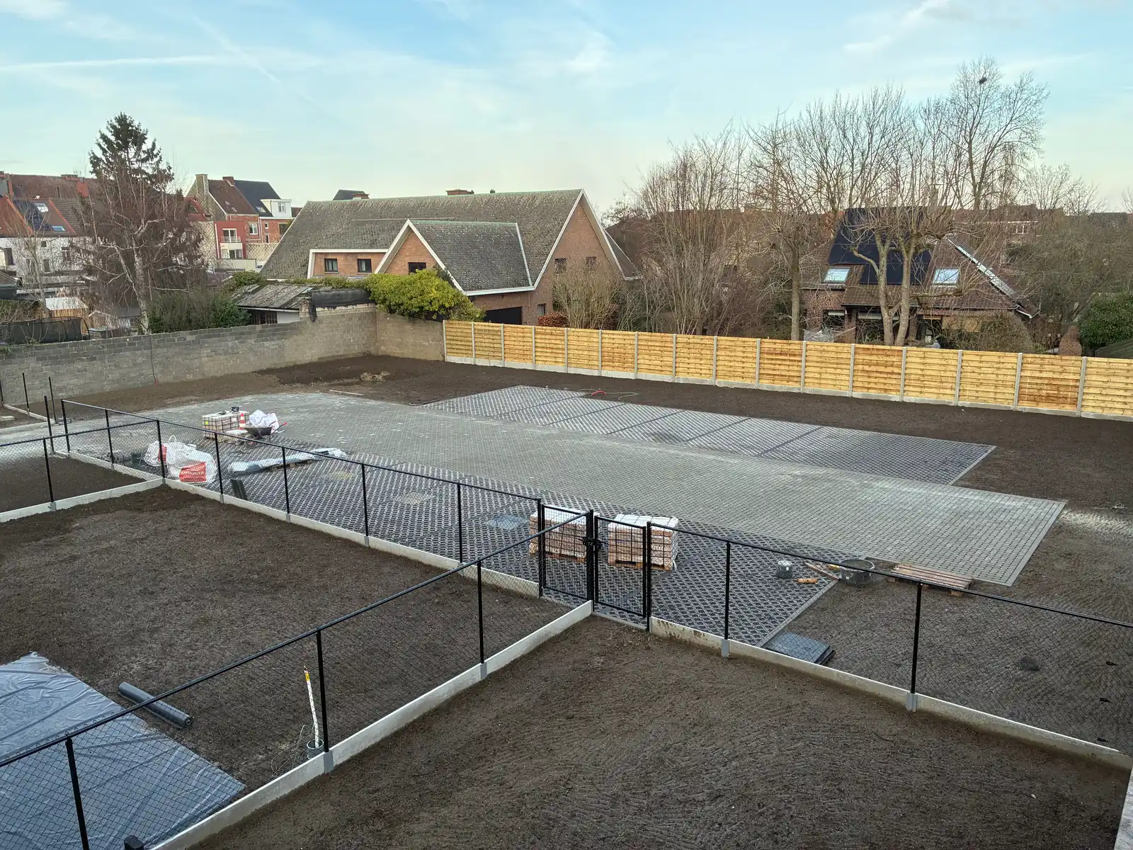 Parking in grasdallen en genivelleerde tuinen bij een nieuwbouwproject, van bovenaf gezien